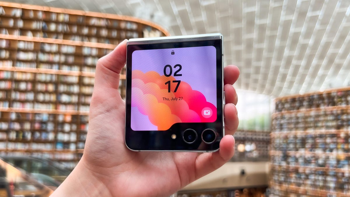 Samsung Galaxy Z Flip 5 Gets an AI Update: What It’s Like to Use